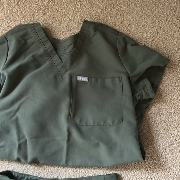 Figs scrub top and Yola pants - Picture 2 of 6